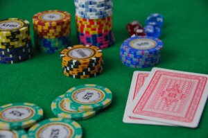 オンラインカジノのボーナスはカジノで条件を満たすと受け取れる無料のカジノ内マネー